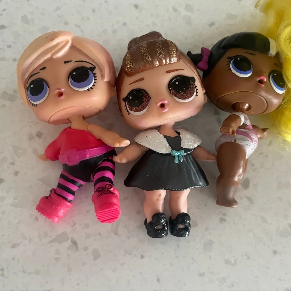 L.O.L. Surprise! Fashionable Doll Set with Yellow and Pink Highlights Set of 7